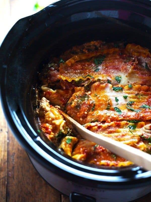 Super Easy Skinny Veggie Crockpot Lasagna - a handful of simple ingredients for a healthy family dinner. | https://burn-belly.today